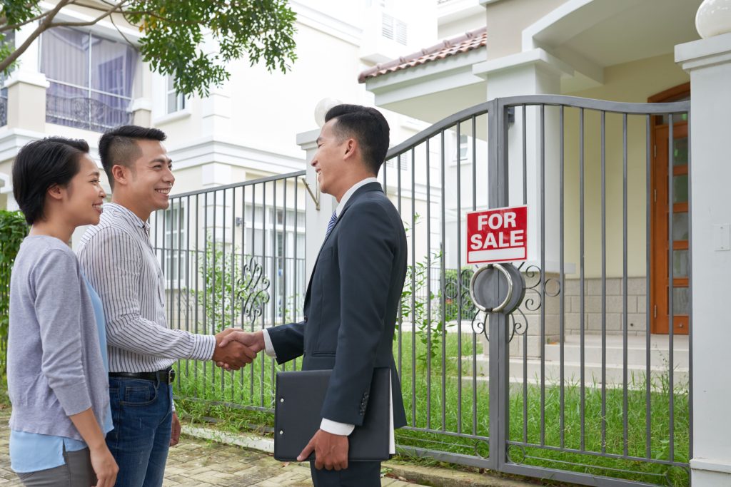 The Benefits of Working with a Local Real Estate Agent to Sell Your Home